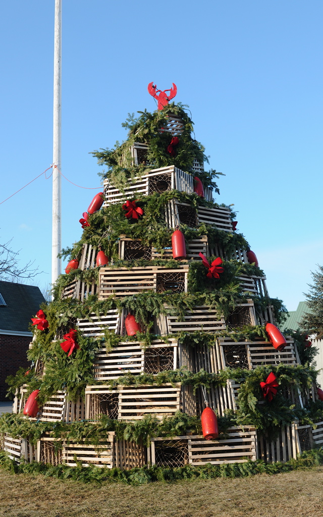 Wood versus metal: Maine's lobster trap Christmas trees – Maine