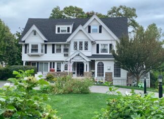 The Seacroft Inn in downtown Bar Harbor offers budget Acadia lodging.