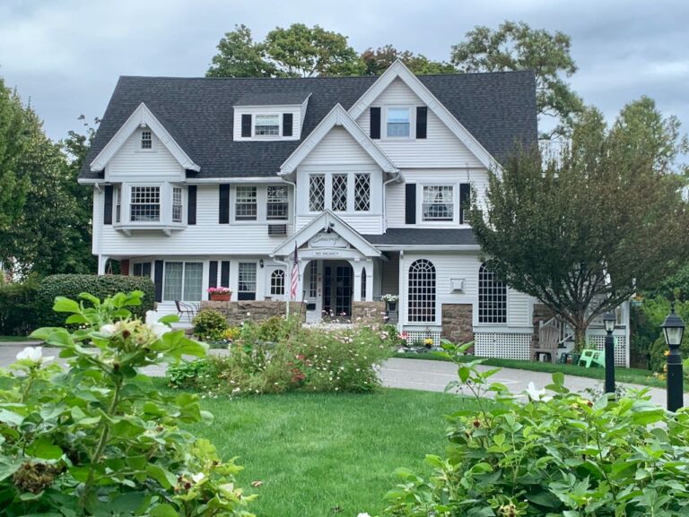 The Seacroft Inn in downtown Bar Harbor offers budget Acadia lodging.
