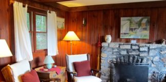 Check into one of the comfy cottages at the Oakland House. ©Hilary Nangle